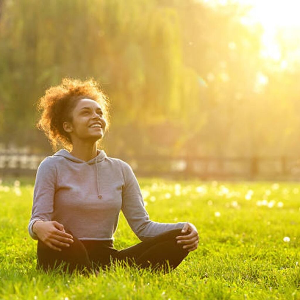 Através da meditação e da oração, fortalecemos nossa espiritualidade-Espiritualidade-transformacao-caminho-da-cura-meditacao-natureza.jpg