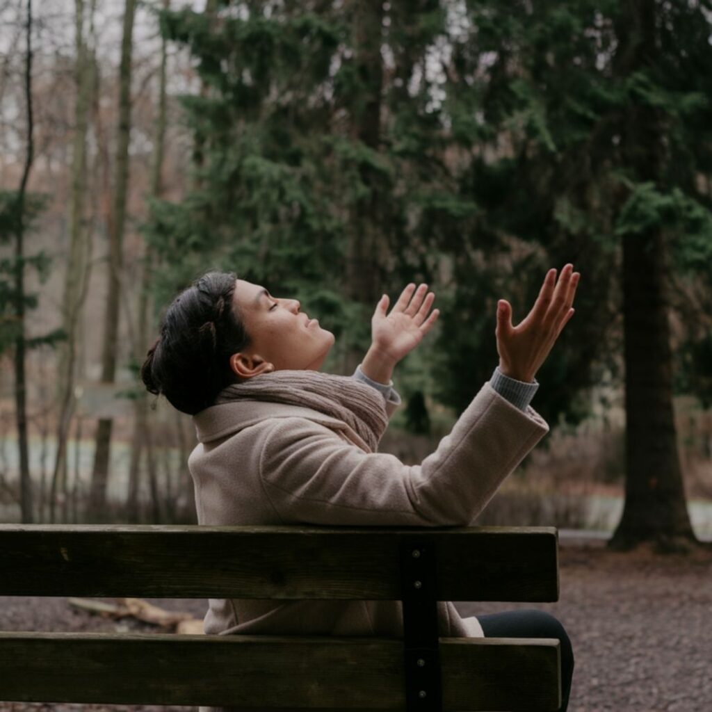 A oração nos ajuda a liberar as emoções, fortalecendo a nossa espiritualidade-Espiritualidade-tranformaco-caminho-da-cura-oracao-gratidao-fe.jpg