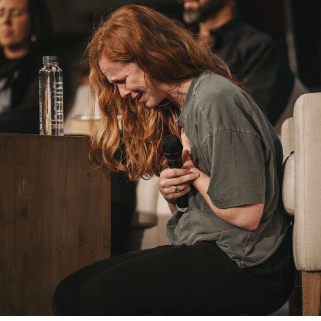 Abraçar-próprio-dor-primeiro-passo-experimentar-amor-Deus-coração-amor-coração-transformação
