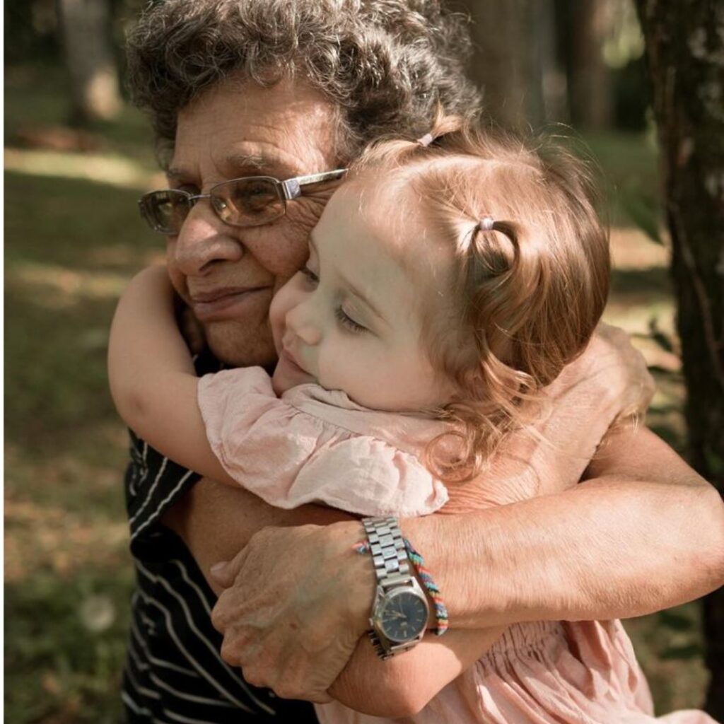Criança-absolve-dor-adulto-acreditando-está-ajudando-cura-interior-transformação-coração-fé-oração