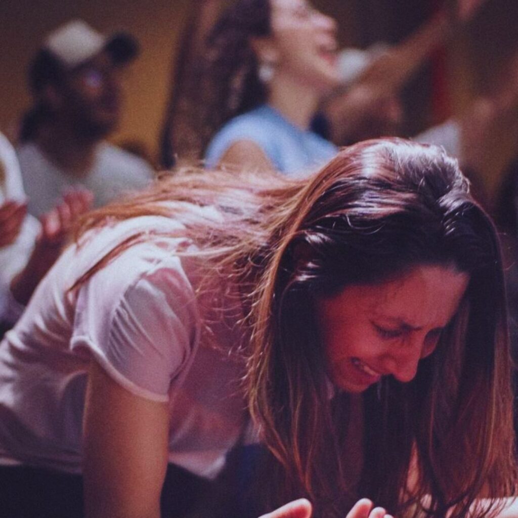 Pessoa-sofre-ferida-rejeição-passa-questionar-o-amor-Deus-por-ela-transformação-cura-criança-interior-coração-fé-oração