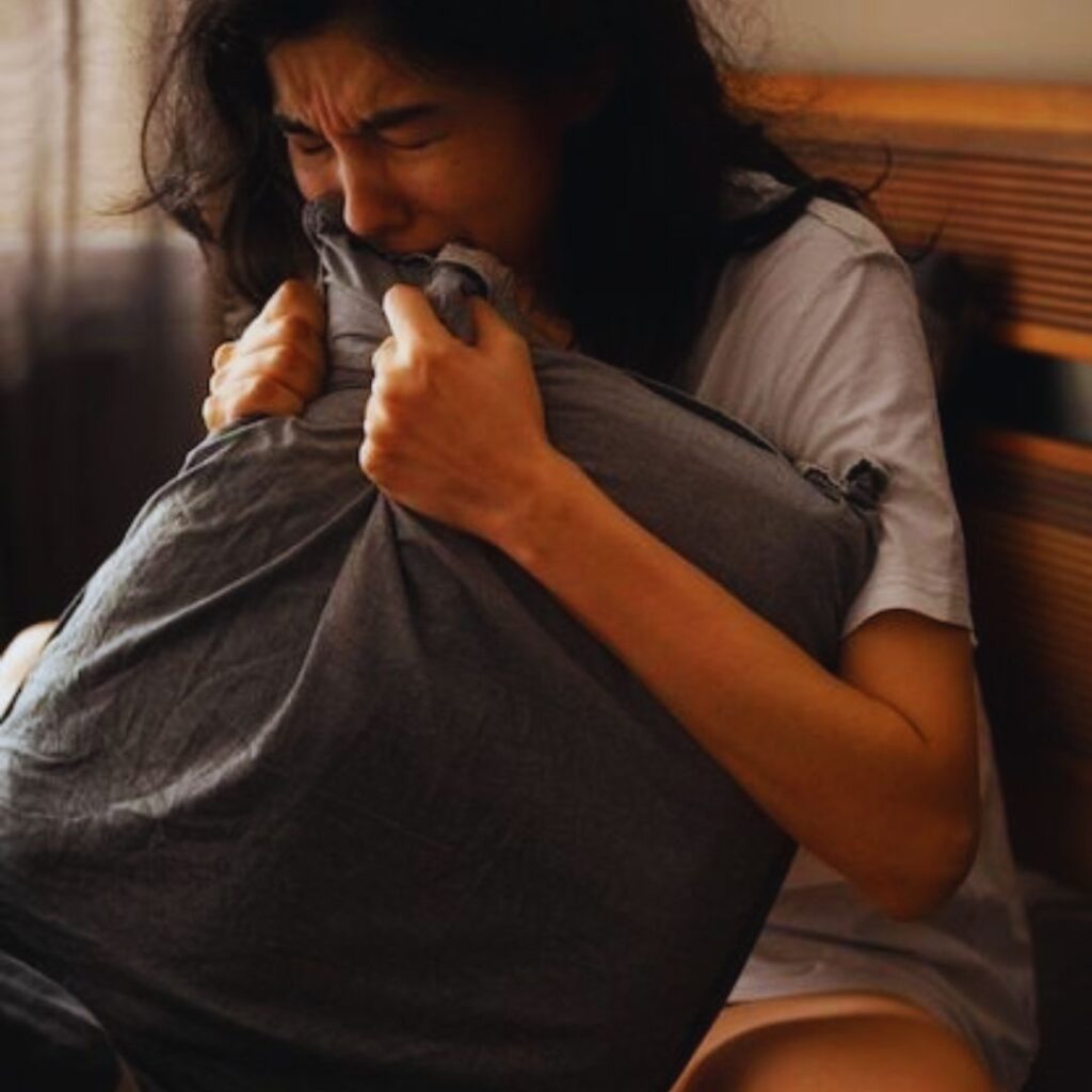 Dor-não-vem-fora-mas-do-que-ainda-curado-dentro-transformação-cura-criança-interior-mudança-acolhida-aceitação-perdão-autocompaixão-ressignificação-mudança-coração-fé-oração